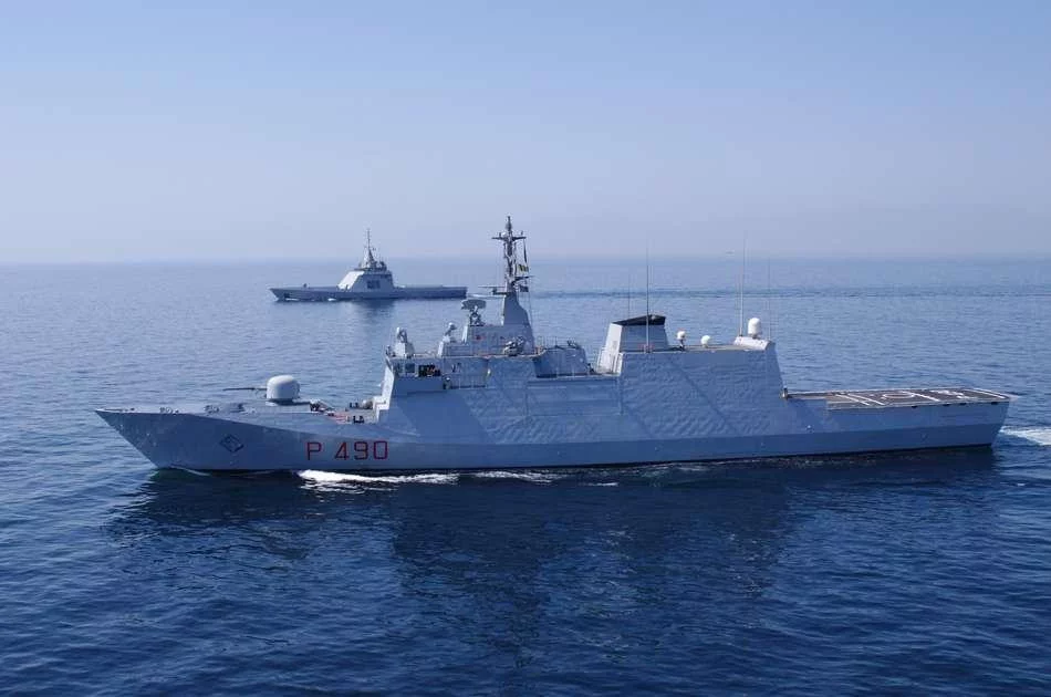 Le patrouilleur L'Adroit et le patrouilleur italien Cigal Fulgosi