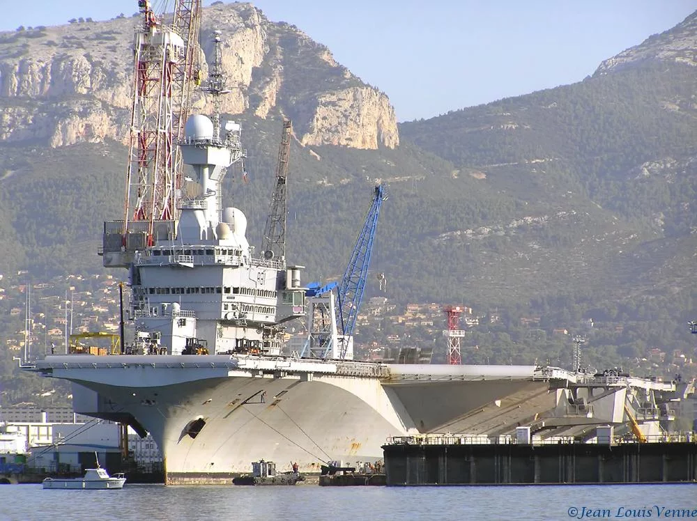 Le Charles de Gaulle entre au bassin