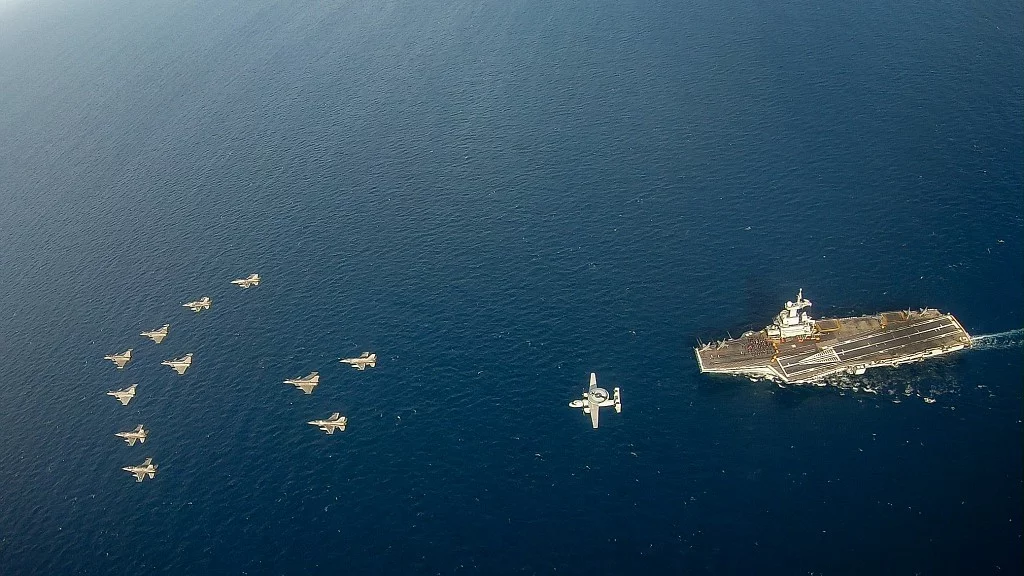 Le Charles de Gaulle survolé par les appareils embarqués et des F16 portugais