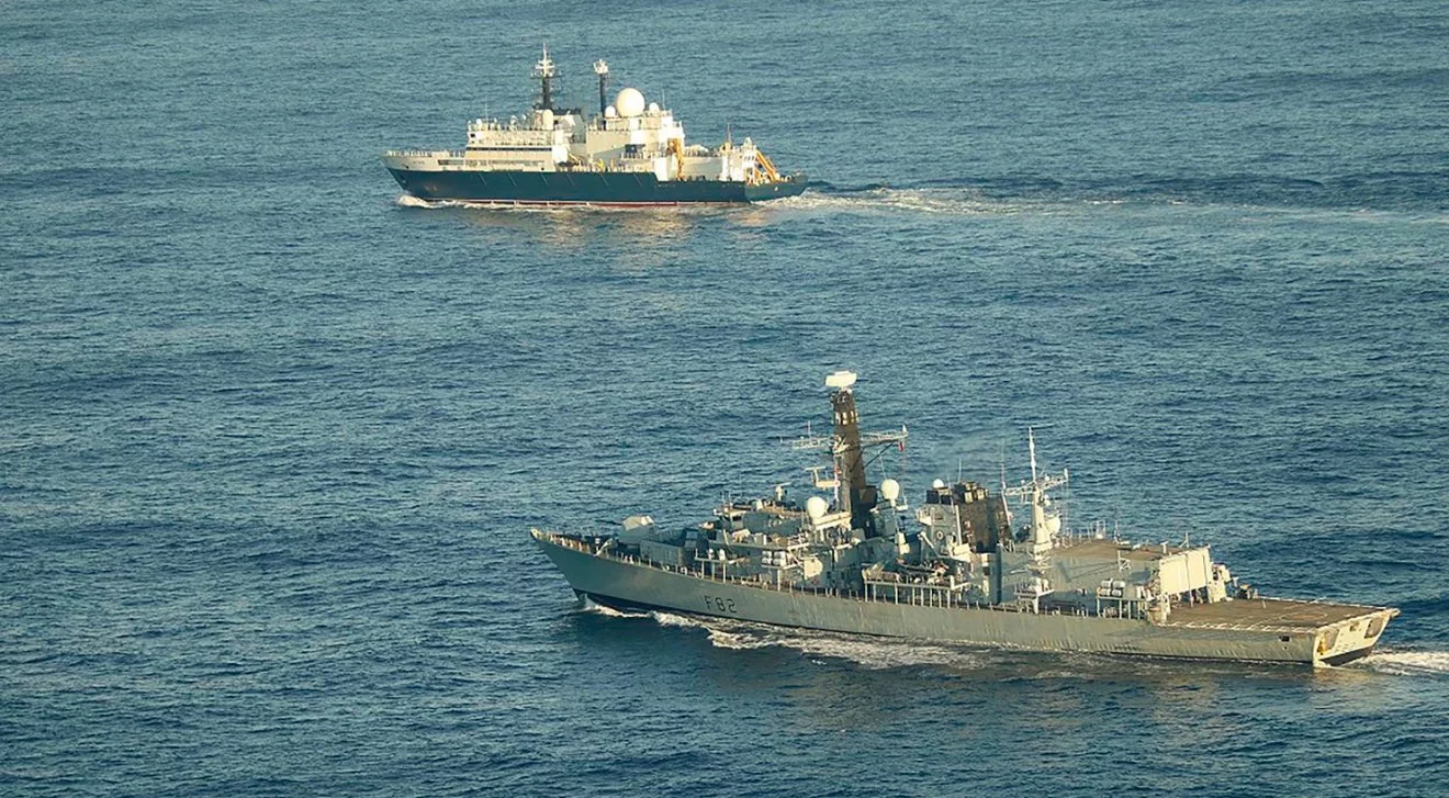 La frégate britannique Somerset escorte le navire espion russe Yantar