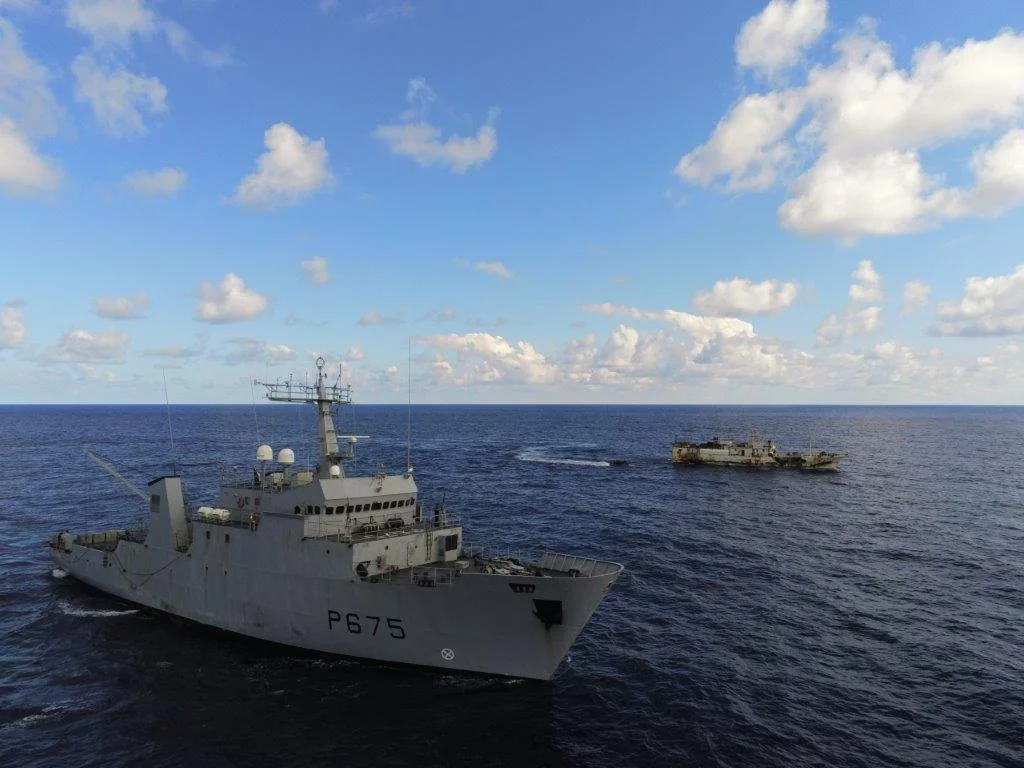 Le patrouilleur Arago contrôle un navire de pêche