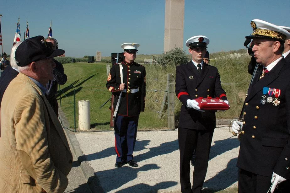 L'amiral Pierre-Francois Forissier décore des anciens combattants américains