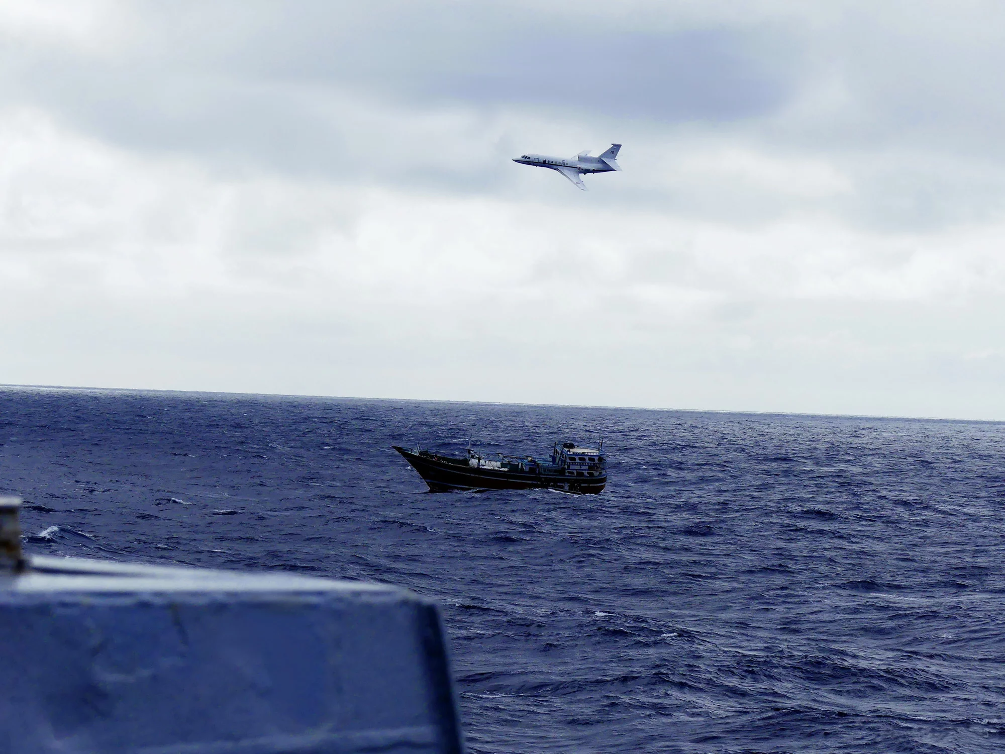 Le boutre repéré par le Falcon Marine et intercepté par la frégate La Fayette