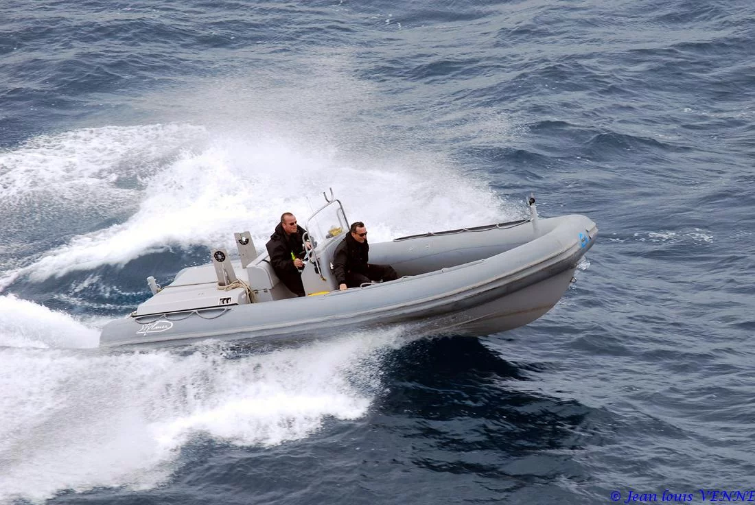 Une embarcation rapide suspecte simule une attaque terroriste