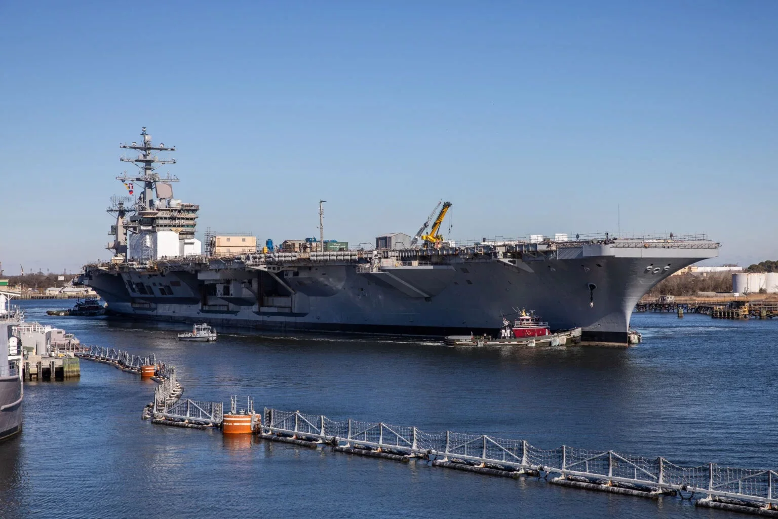 Le porte-avions Dwight D. Eisenhower lors de son arrivée au chantier naval de Norfolk