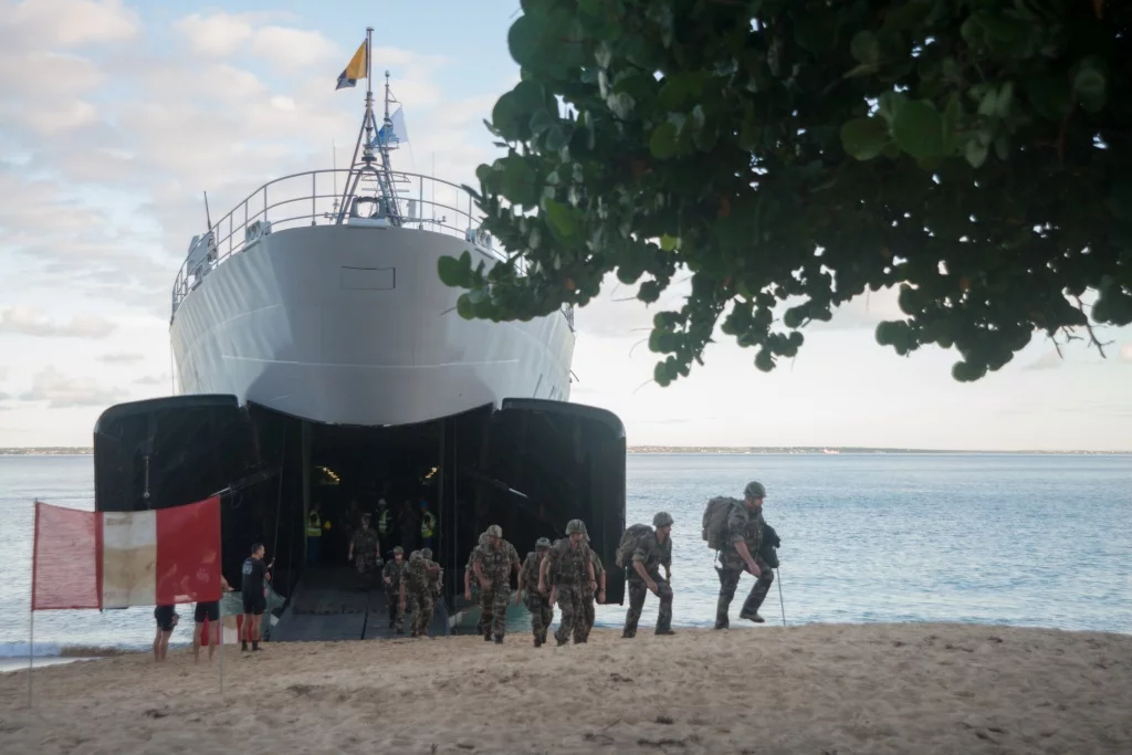 Des soldats du 33e régiment d’infanterie de Marine (RIMa) débarquent du Dumont d’Urville
