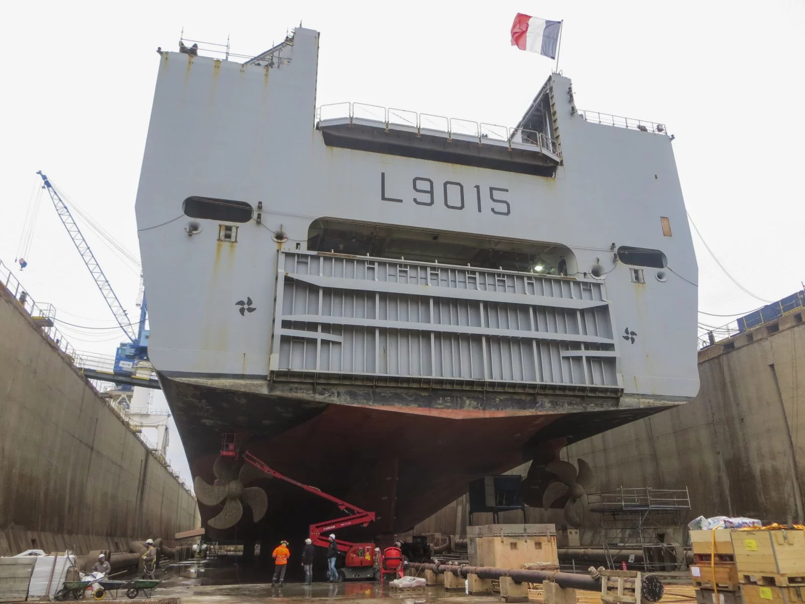 Le BPC Dixmude au bassin