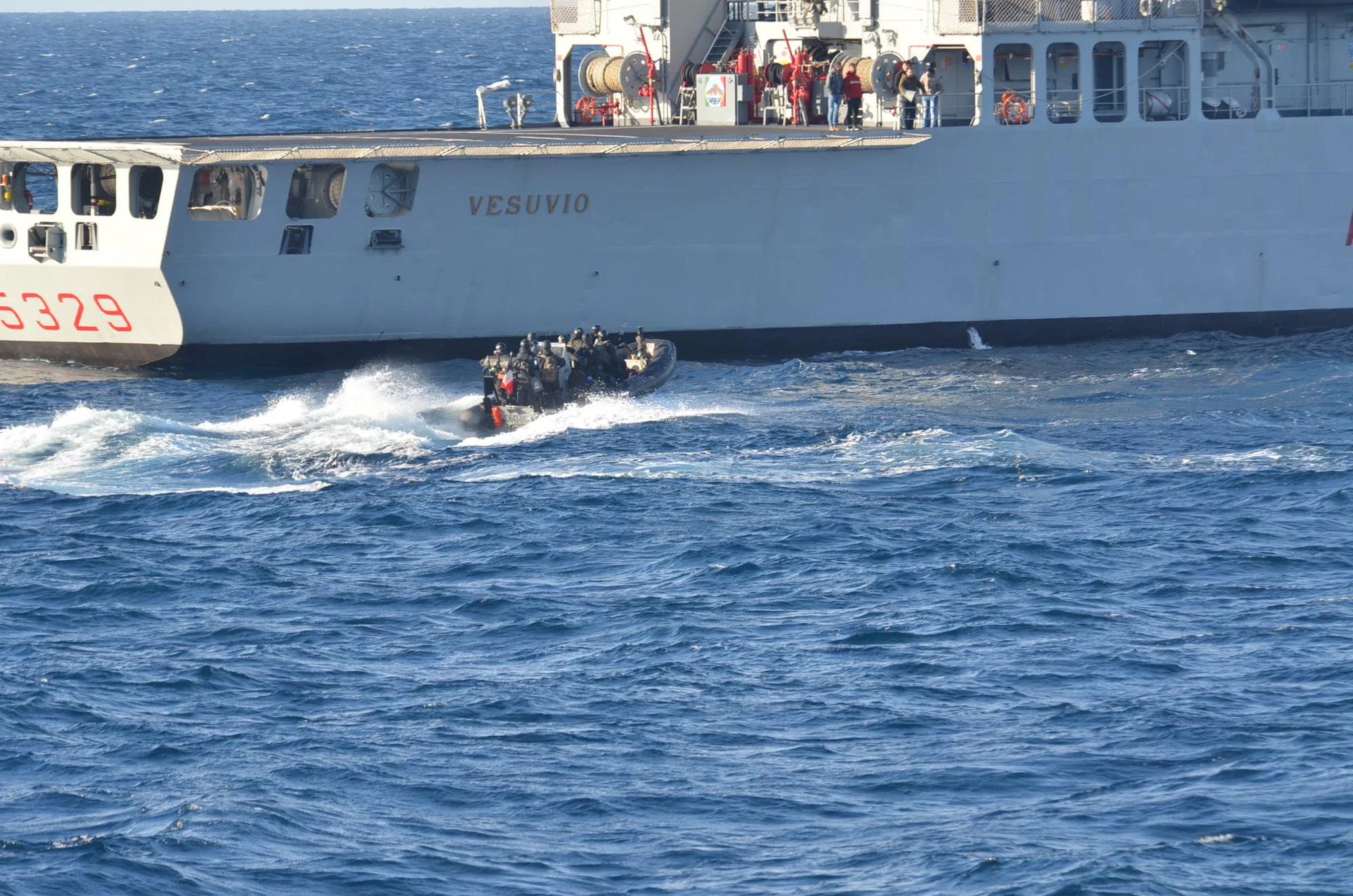 L'équipe de visite du Jean de Vienne s'approche du Vesuvio