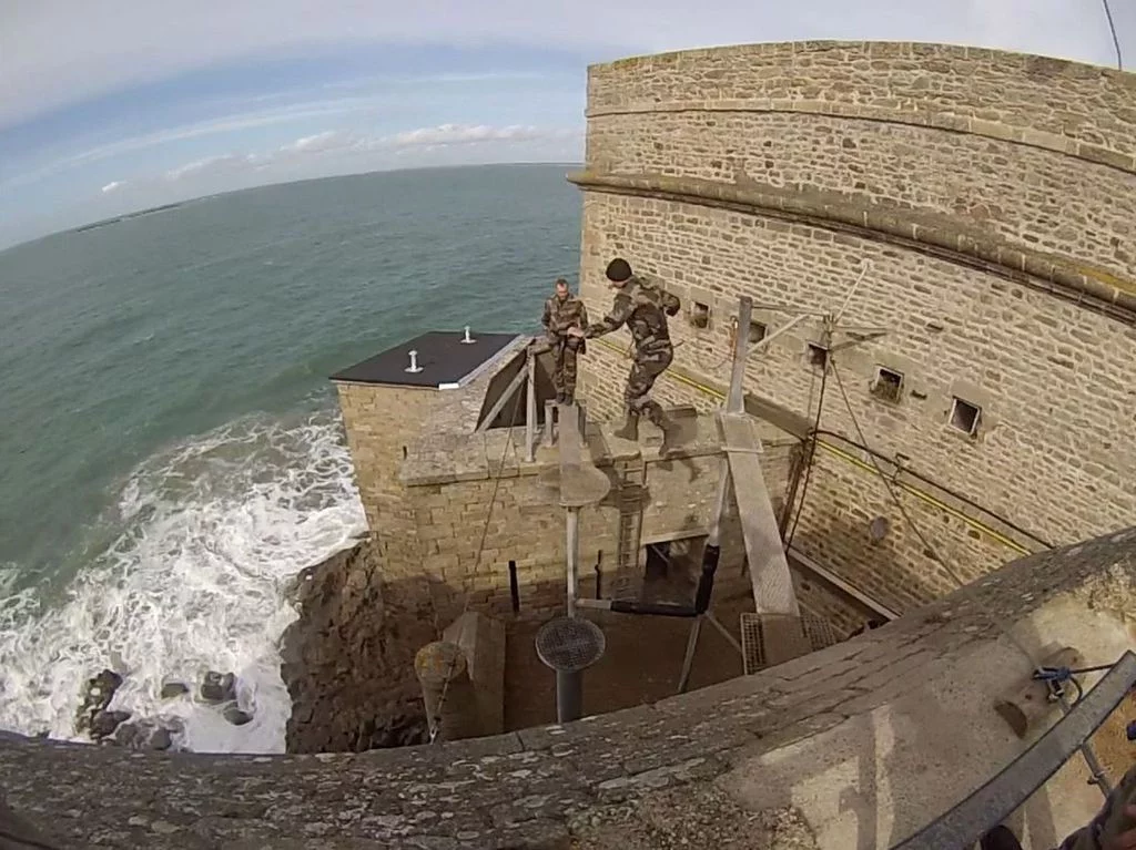 La brigade de protection de la Croix du Sud à l’assaut du Fort de Penthièvre