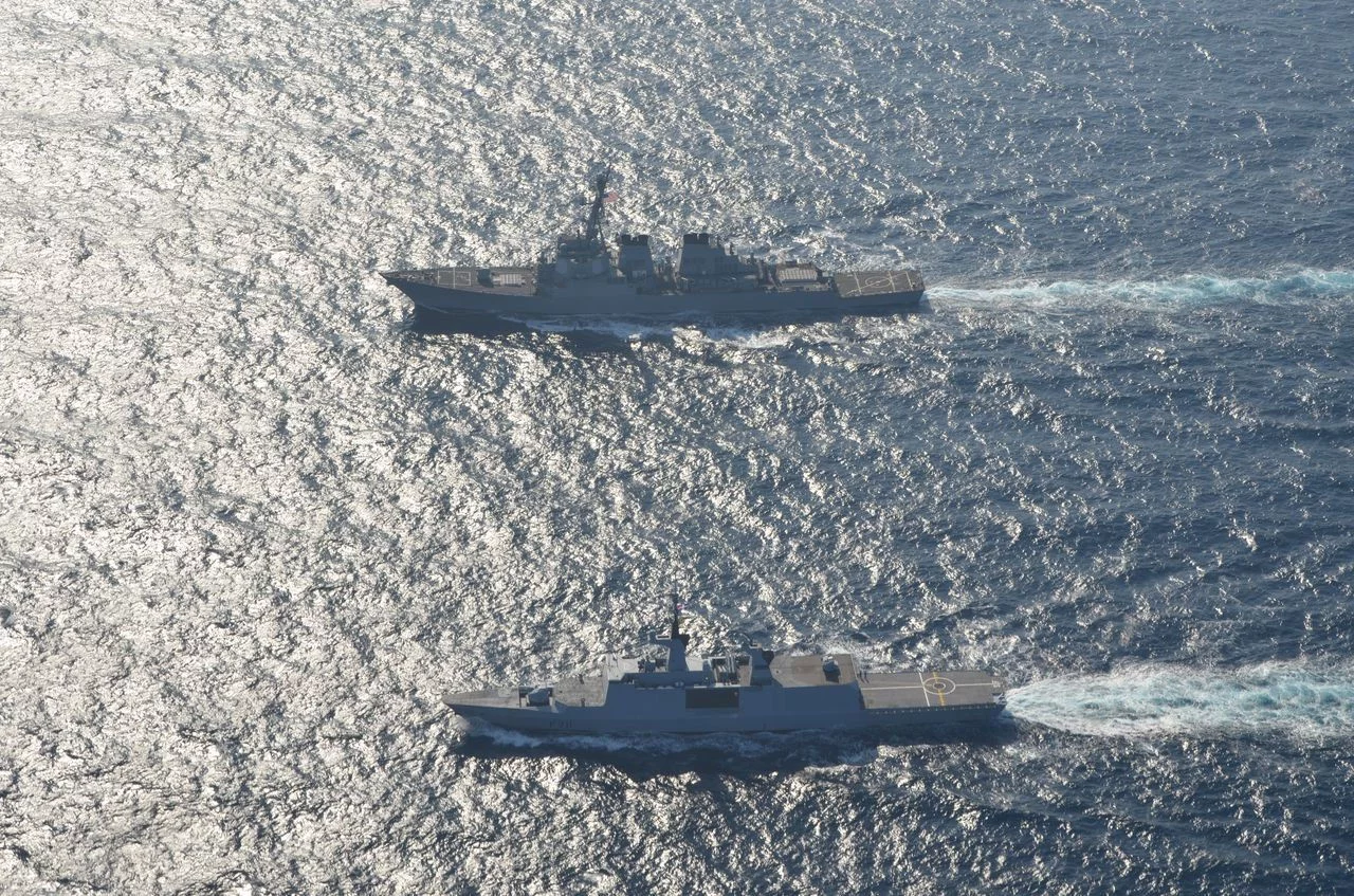 Le Surcouf effectue un exercice de type Passex avec l’USS STOUT