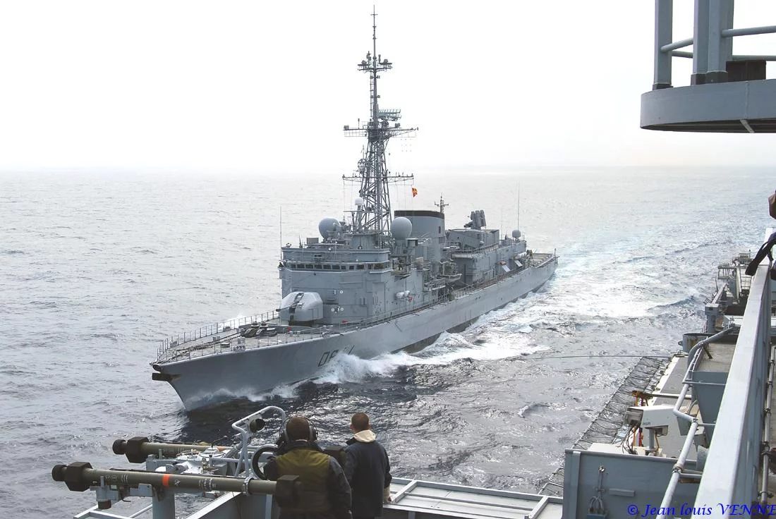 La frégate Primauguet se présente pour un ravitaillement à la mer