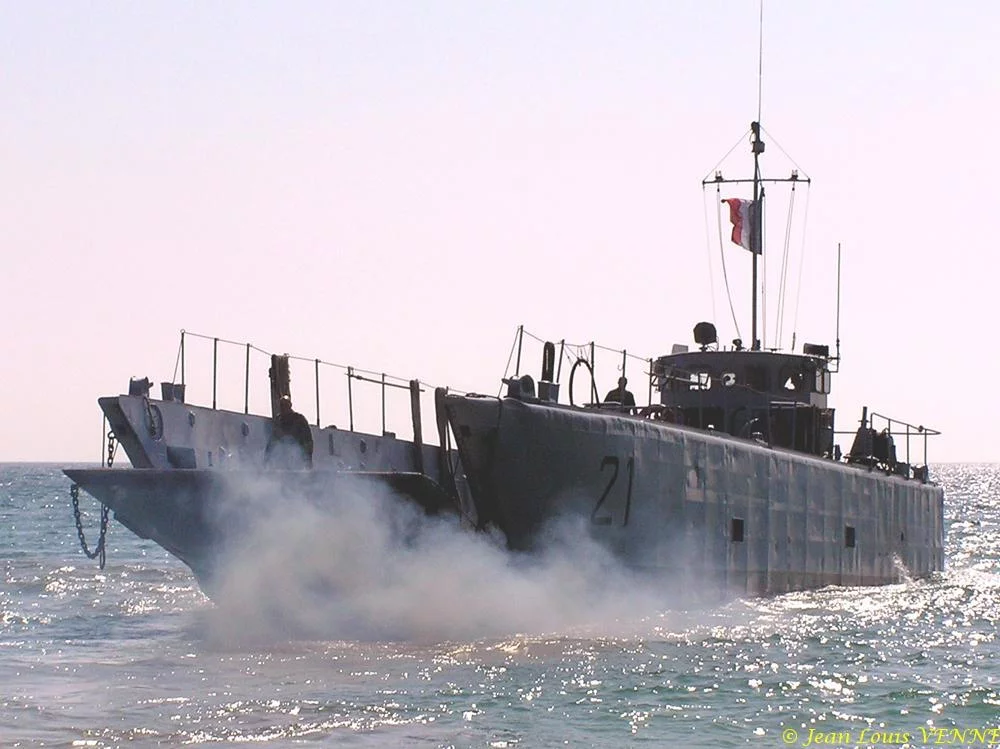 La flottille amphibie s'entraîne sur la plage des Sablettes
