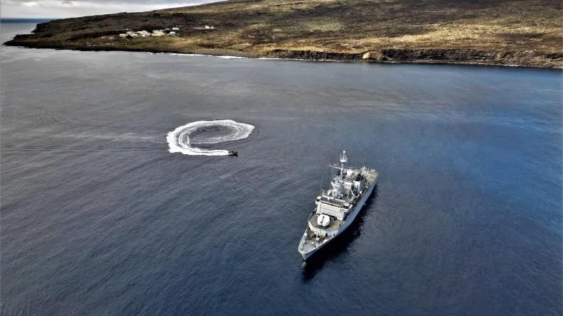 La frégate Floréal au large de l’île Amsterdam