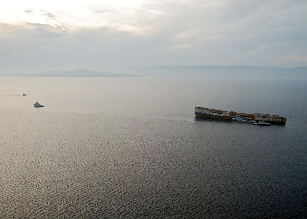 Arrivée à Toulon de la coque de l’ex-pétrolier Saône