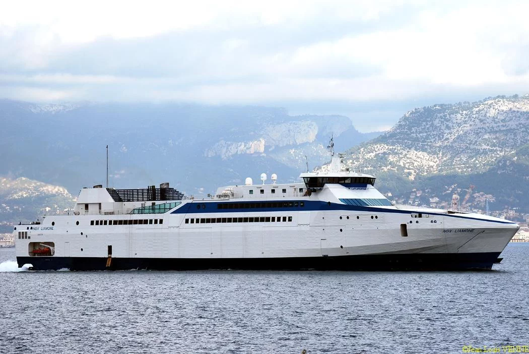 Le Liamone sort de la base navale de Toulon pour des essais