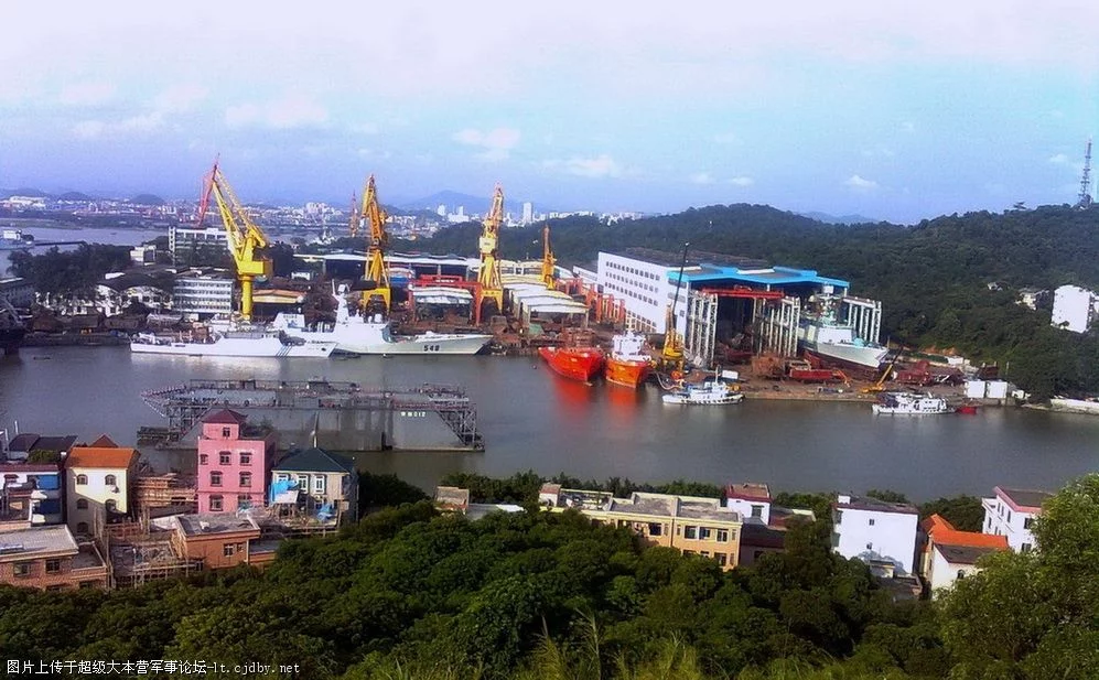 Le chantier naval HP avec 2 frégates 054A
