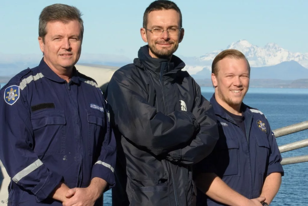 Le commandant du Nivôse et les 2 « Australian Fisheries Officers »