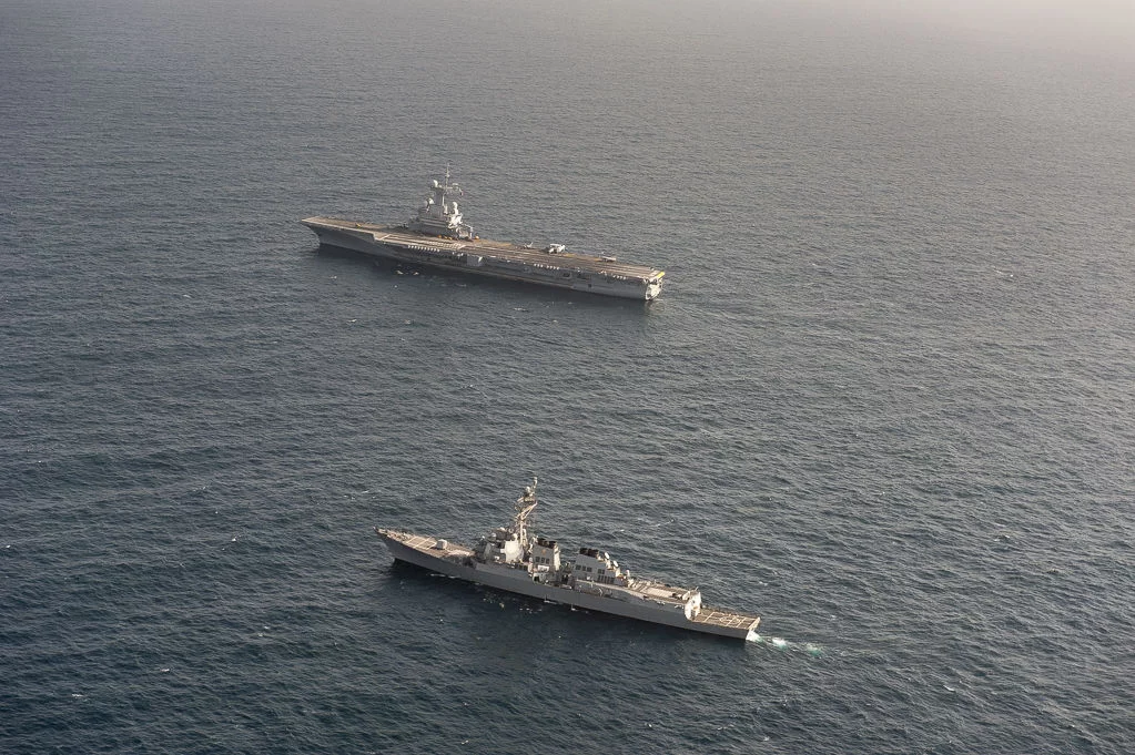 Le destroyer USS Bulkeley navigue aux côtés du porte-avions Charles de Gaulle