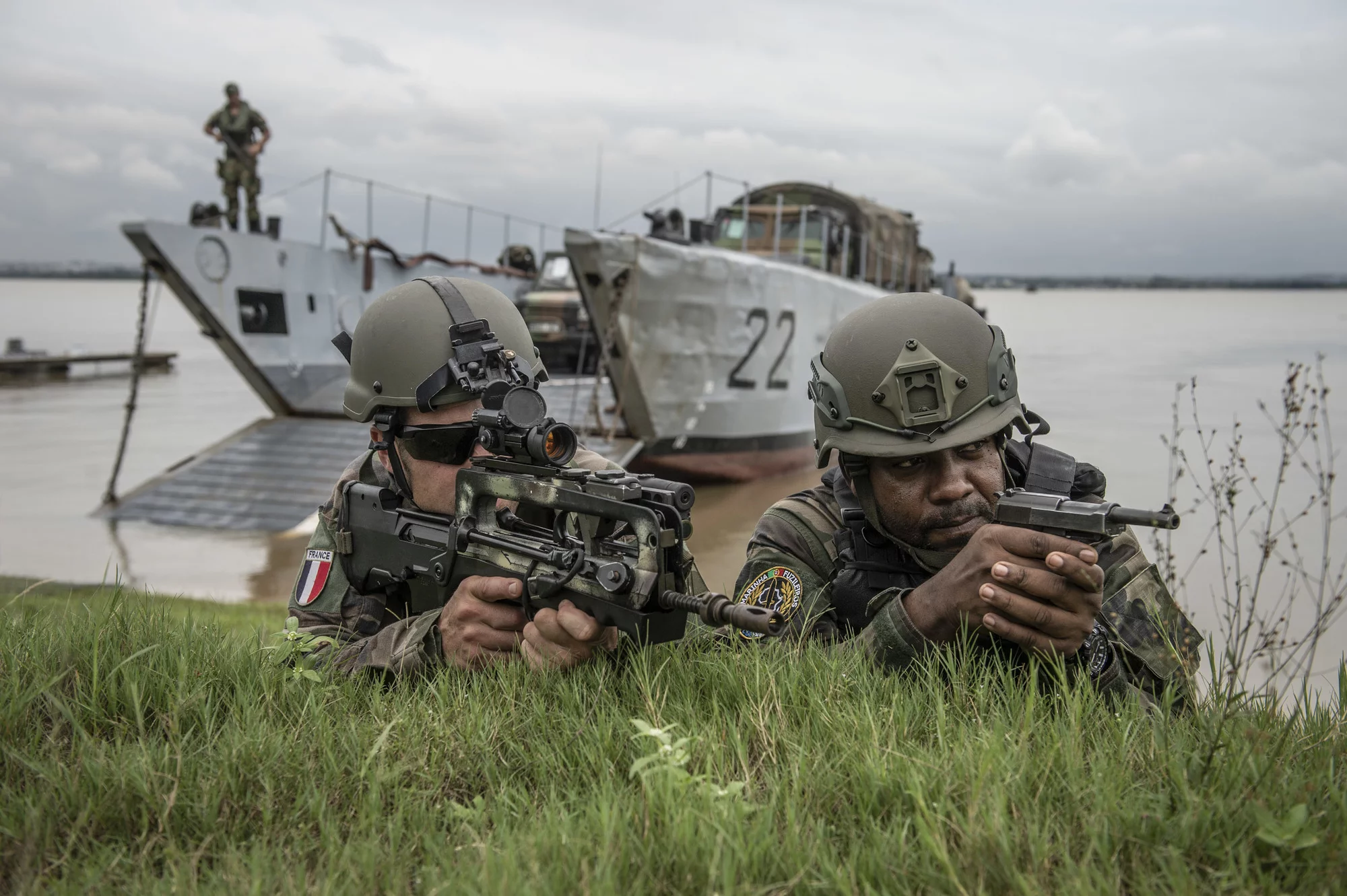 Une équipe commune de fusiliers-marins français et portugais
