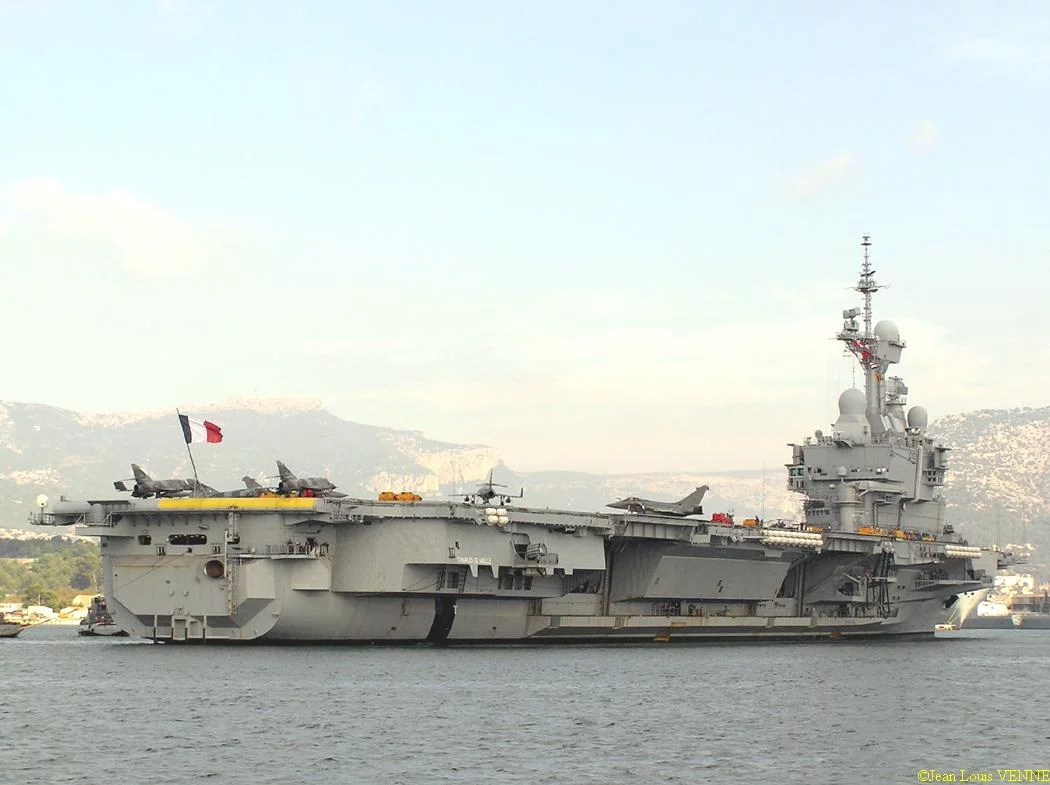 Des avions de chasse sur le pont d'envol
