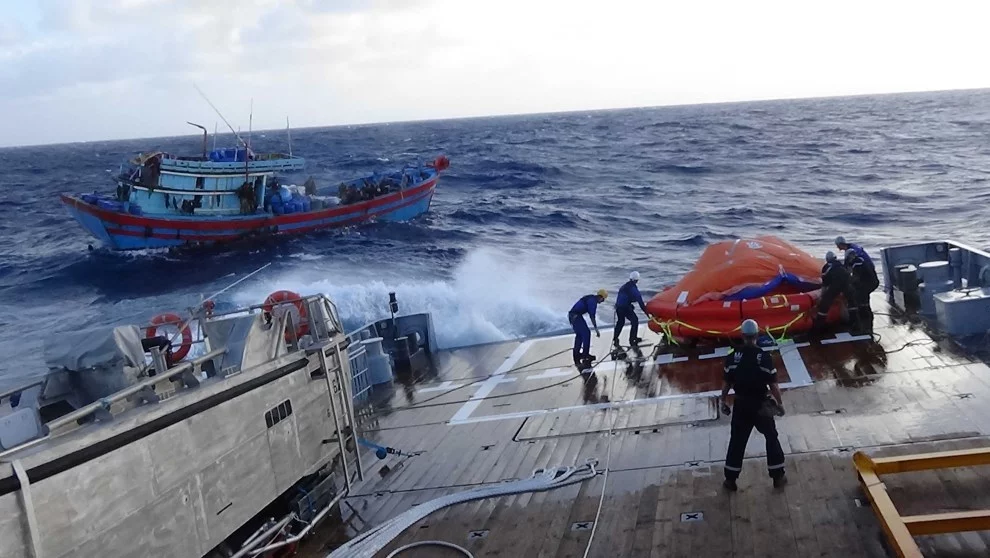 Préparatifs en vue de l'évacuation du bateau de pêche