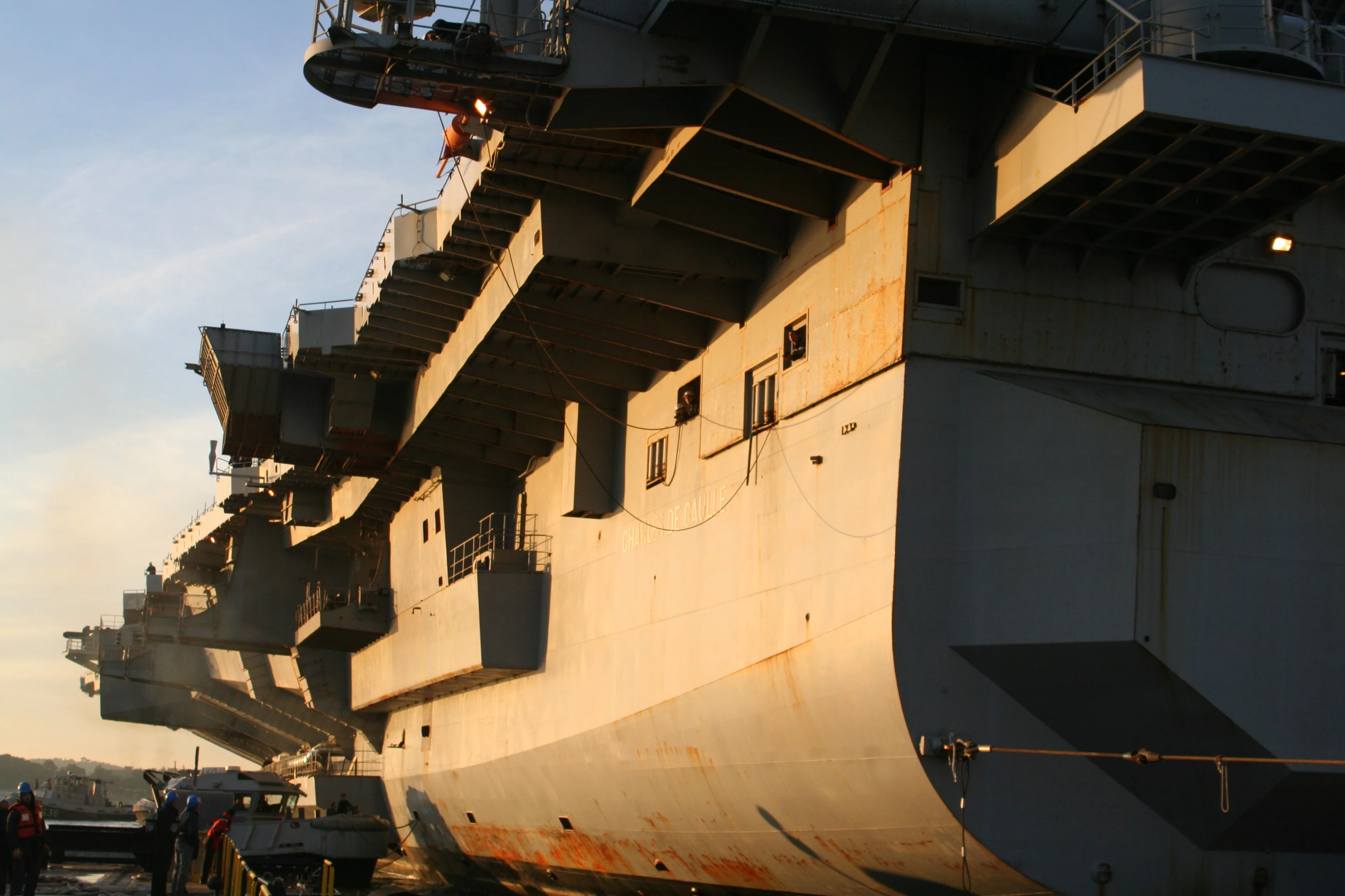 Le porte-avions Charles de Gaulle entre au bassin Vauban