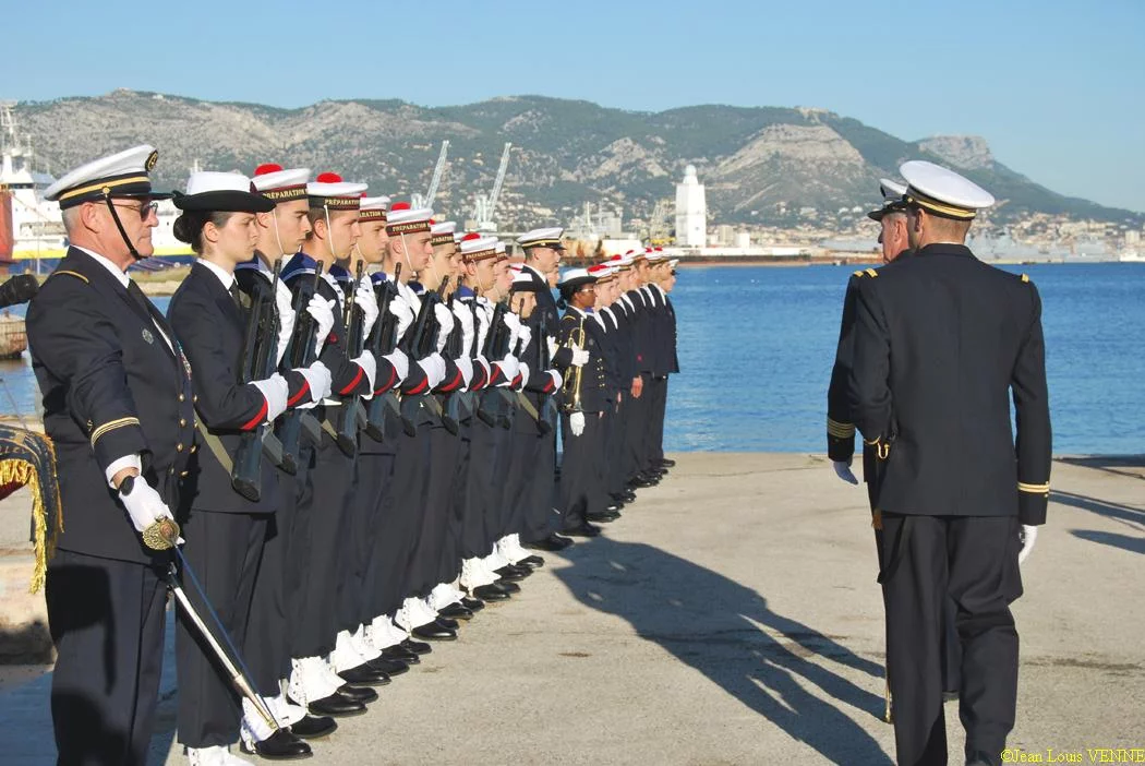 Les stagiaires sont passés en revue