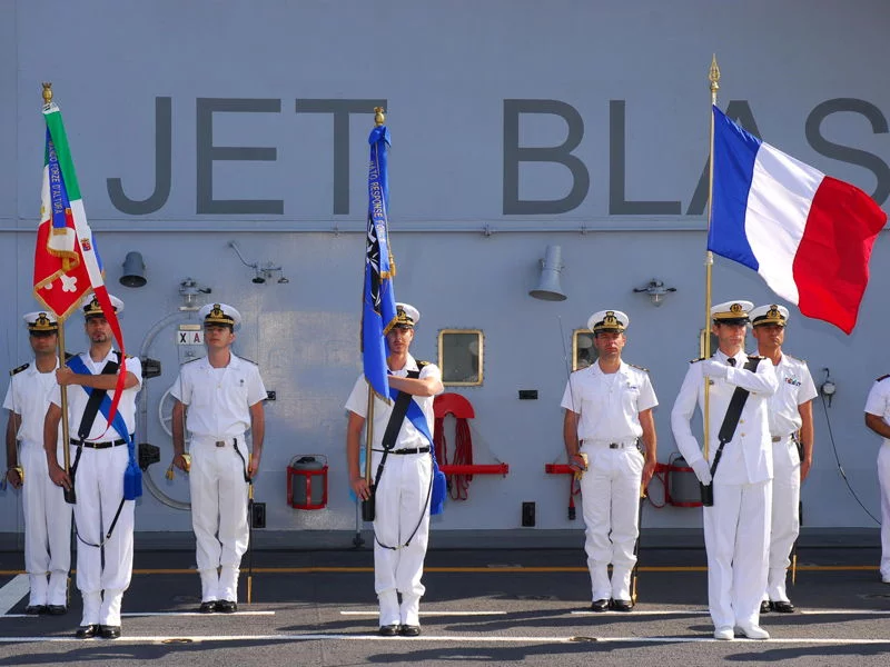 Cérémonie sur le pont du porte-avions italien Giuseppe Garibaldi