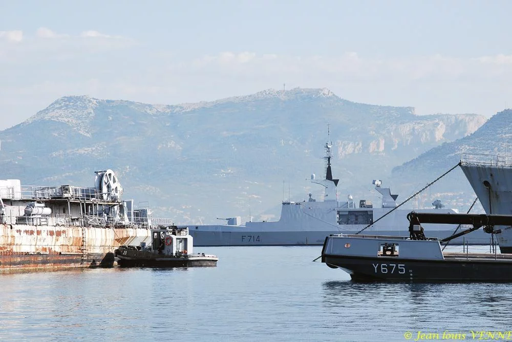 La coque de l’ex-aviso escorteur Commandant Rivière transférée de Saint-Mandrier à la base navale de Toulon