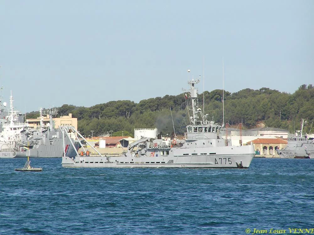Le porte-avions Charles de Gaulle avant sa sortie de bassin