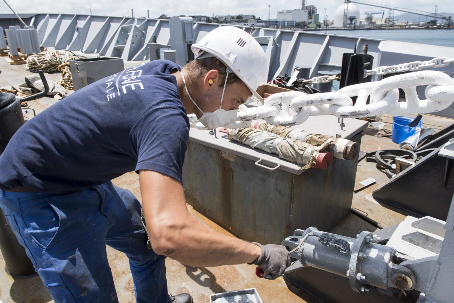 Un marin du Germinal repeint une partie du guindeau