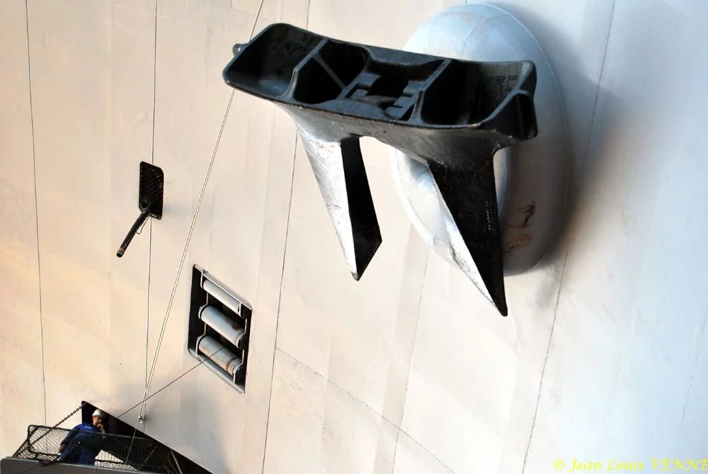 Le Charles de Gaulle ré-embarque ses lignes de mouillage