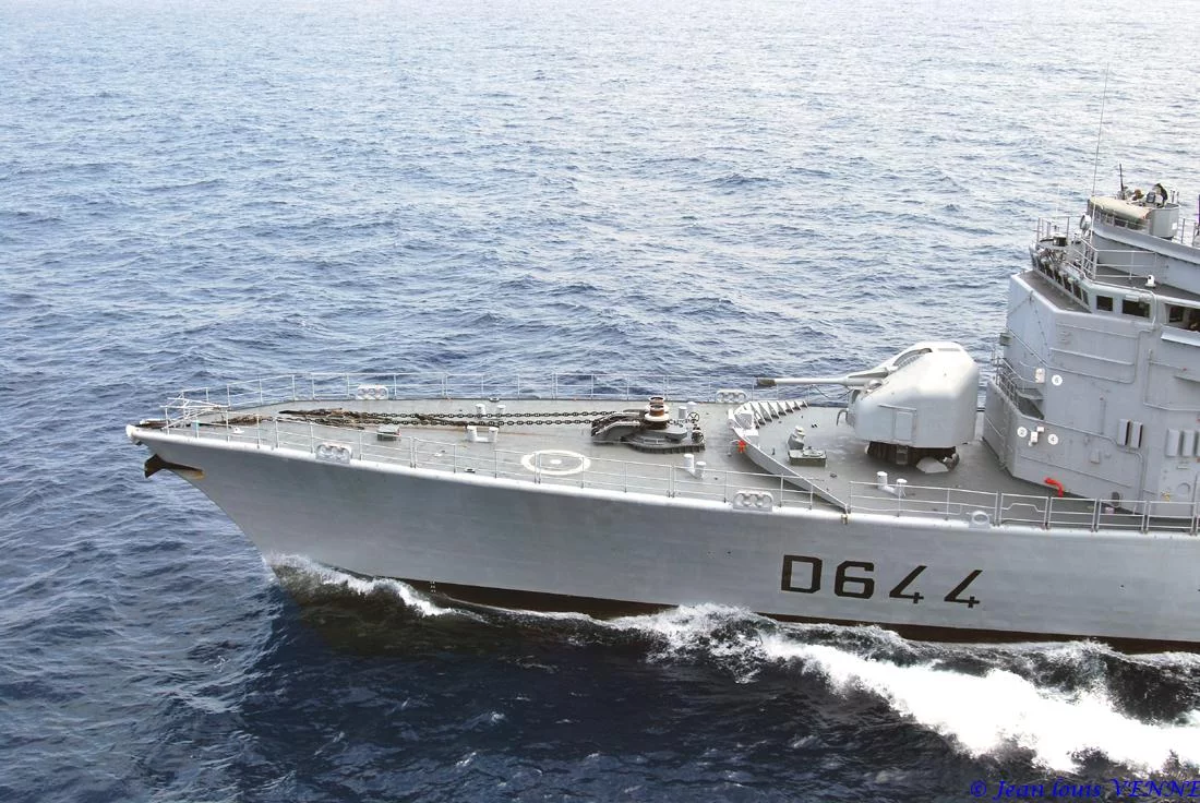 La frégate Primauguet se présente pour un ravitaillement à la mer