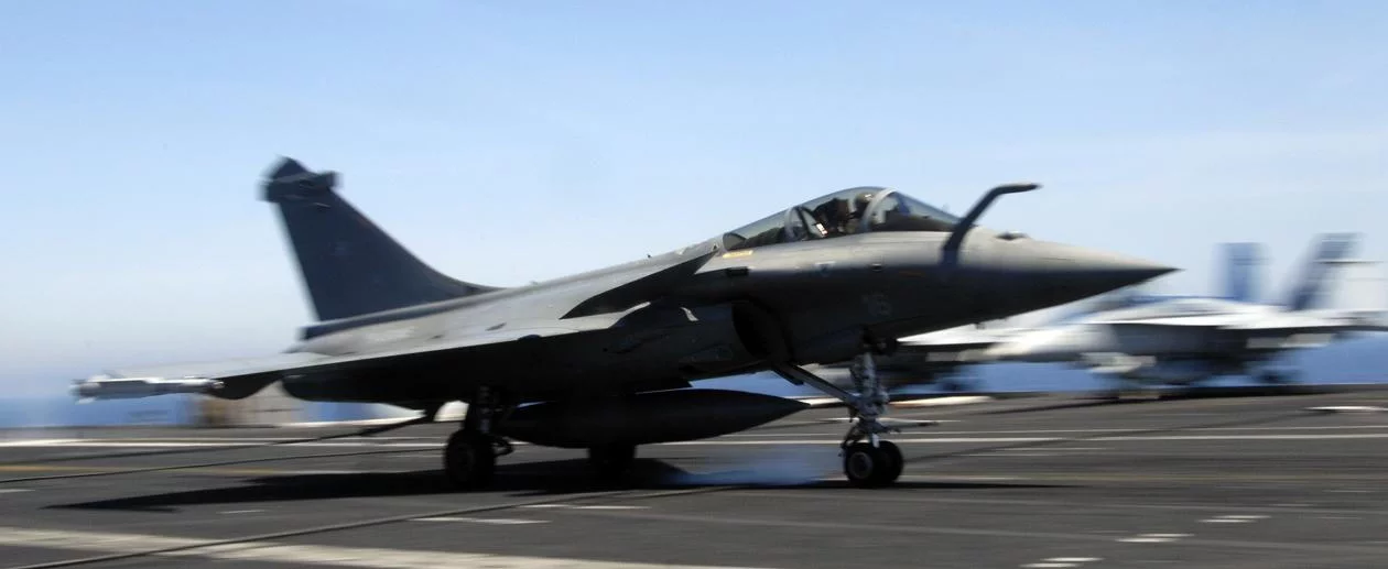 Un Rafale de la marine nationale se pose sur le porte-avions américain USS Harry S. Truman