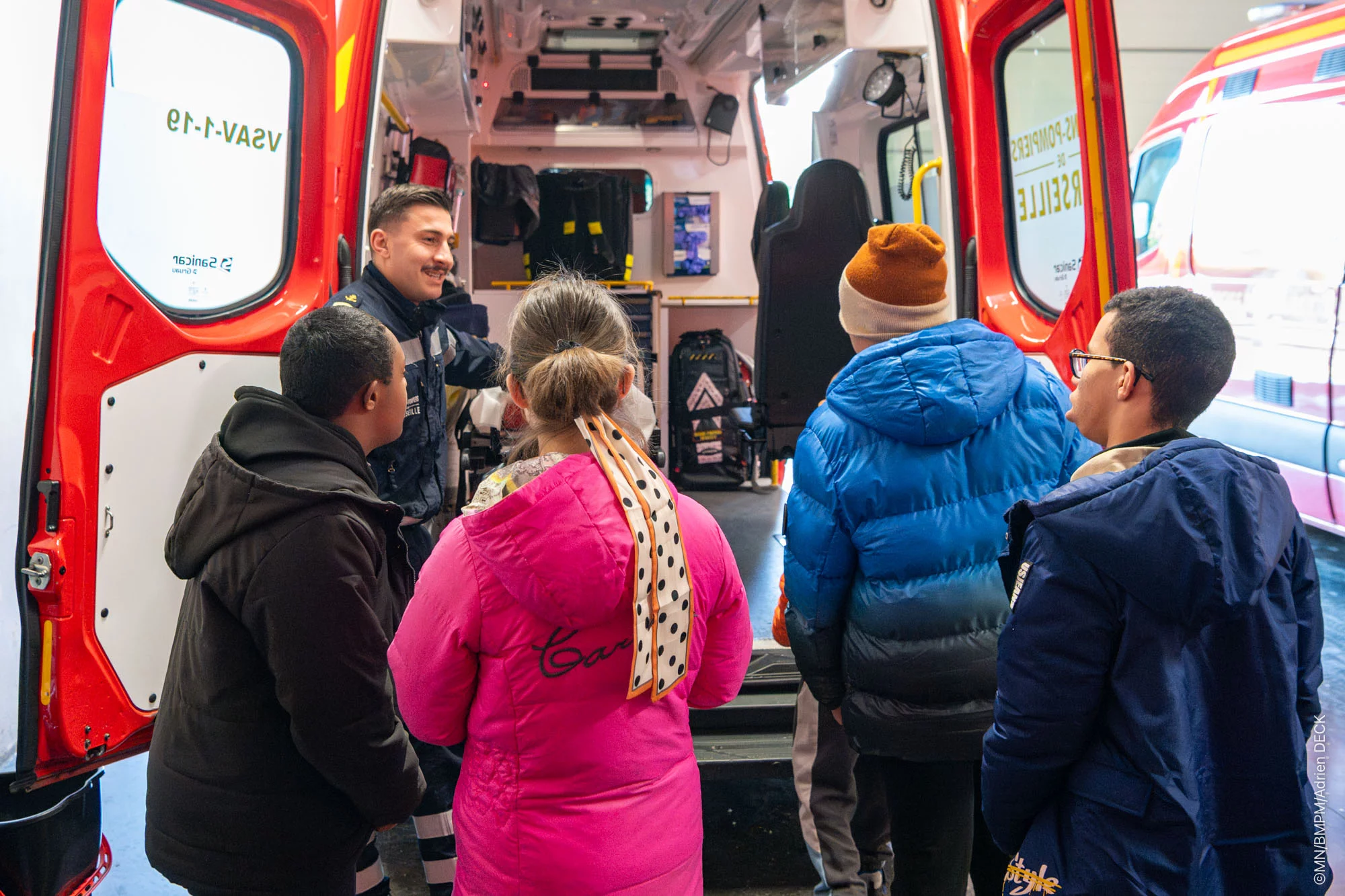 Les élèves visitent un véhicule du bataillon