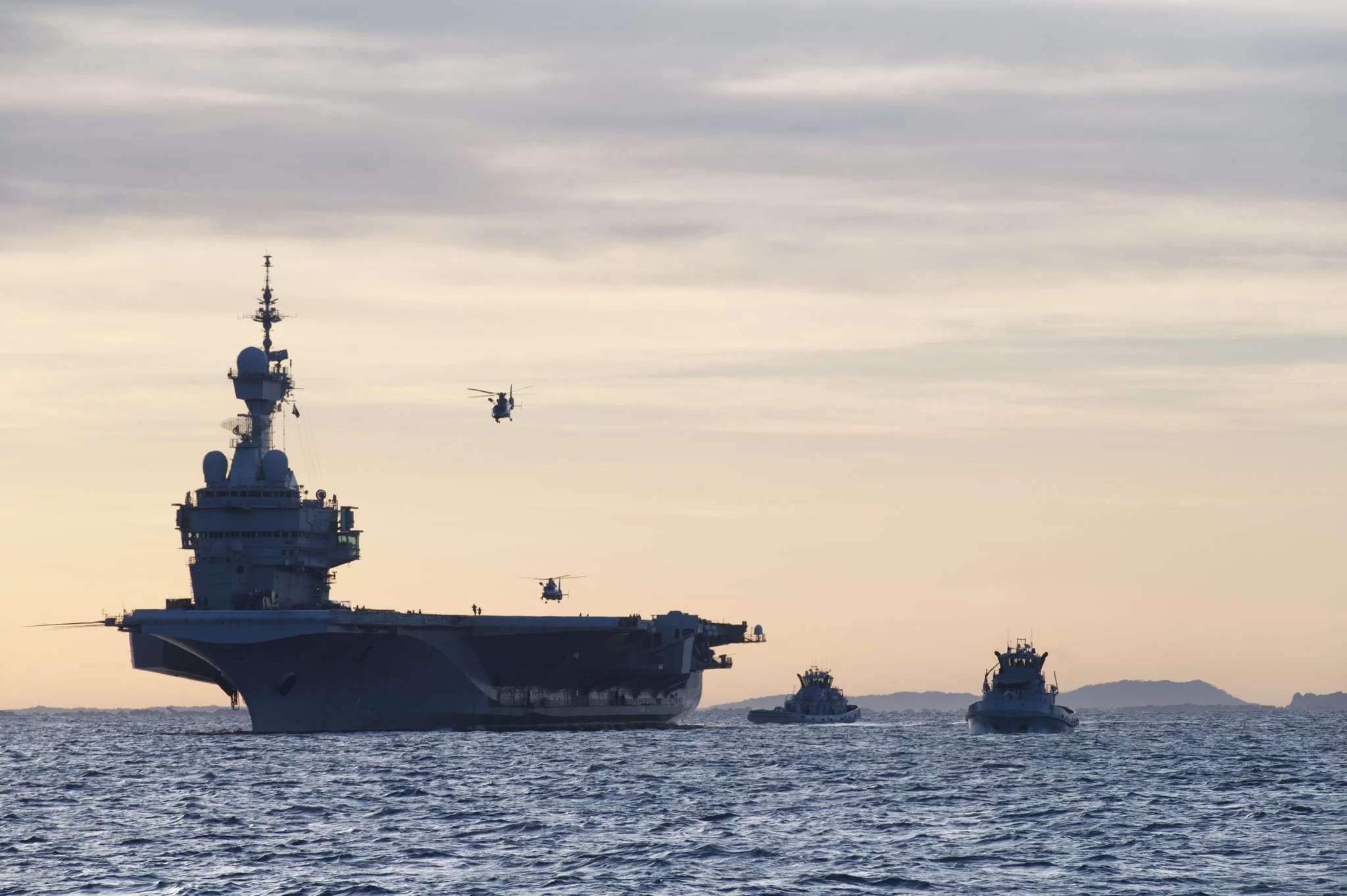 Le porte-avions Charles de Gaulle en rade de Toulon