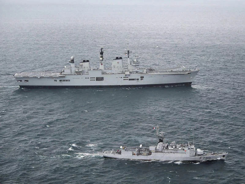 Le porte-hélicoptères britannique HMS Illustrious et l'aviso Lieutenant de Vaisseau Lavallée, en route pour La Corogne