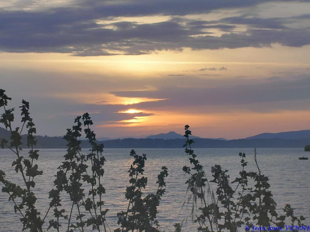 Lever de soleil sur l'arrière-pays varois