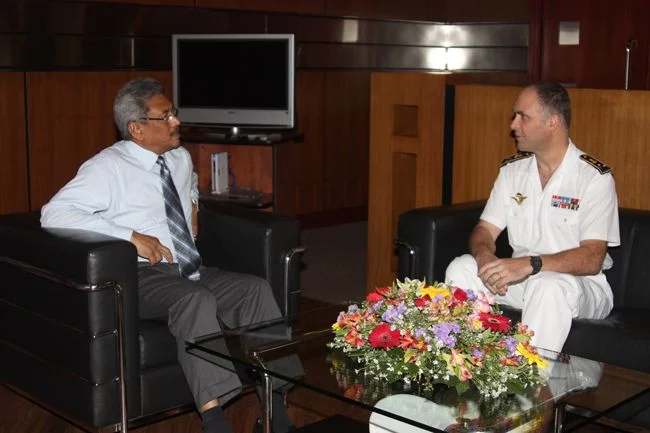 L'amiral commandant de la zone maritime de l'océan Indien rencontre le secrétaire à la défense du Sri Lanka