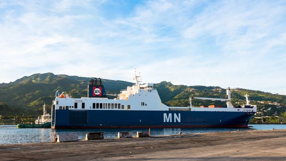 Le MN Tangara, affrêté par la défense, entre à Papeete