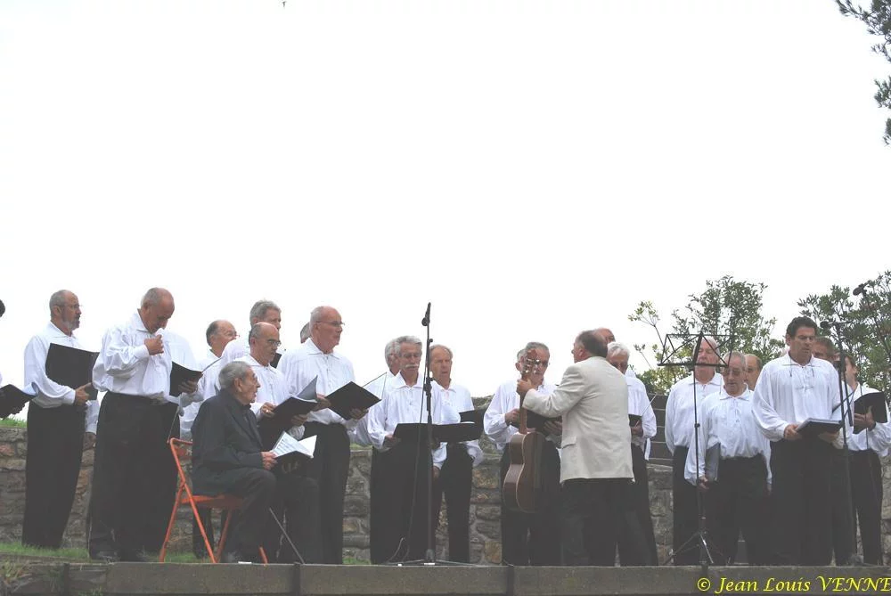 Un groupe chante des chants de marins