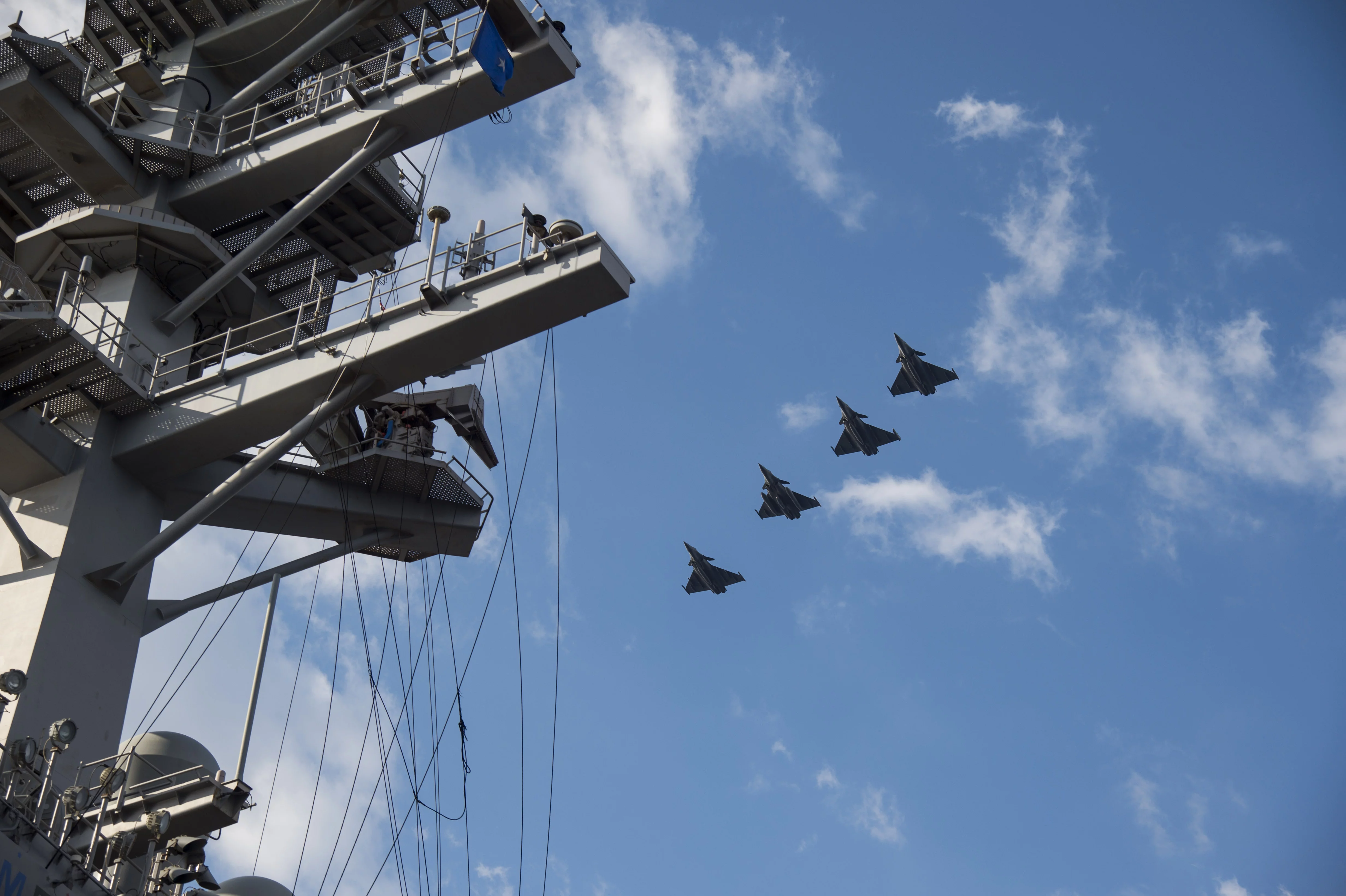 Des Rafale du Charles du Gaulle survolent le porte-avions USS Dwight D. Eisenhower