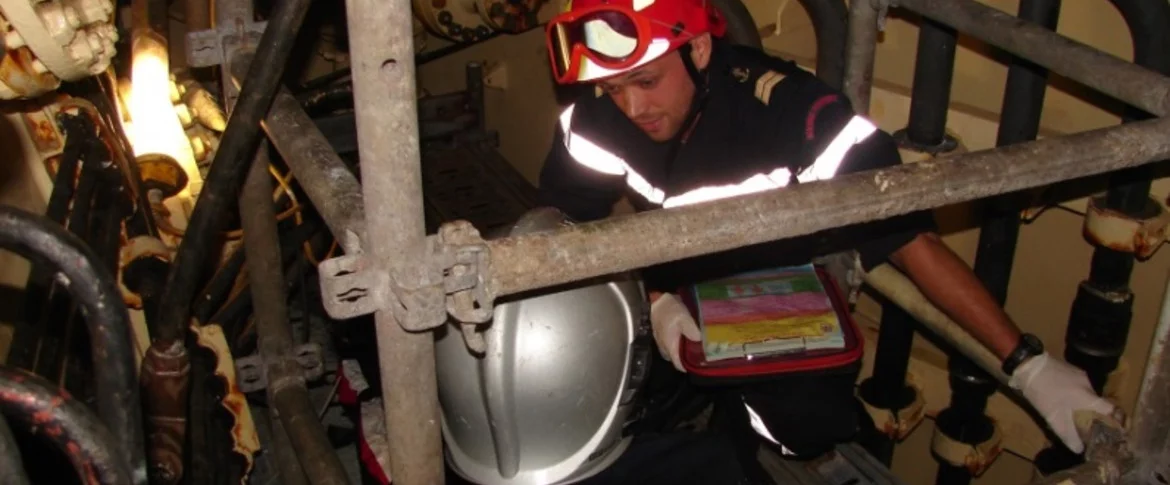 Les marins pompiers de l’Ile Longue et le GRIMP de Crozon et Camaret s'entraînent dans un ballast de SNLE