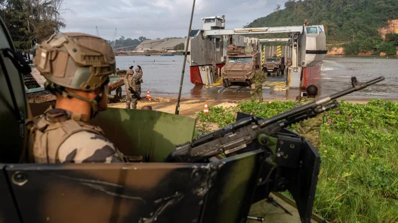 Des engins de l'armée de terre débarquent d'un EDAR