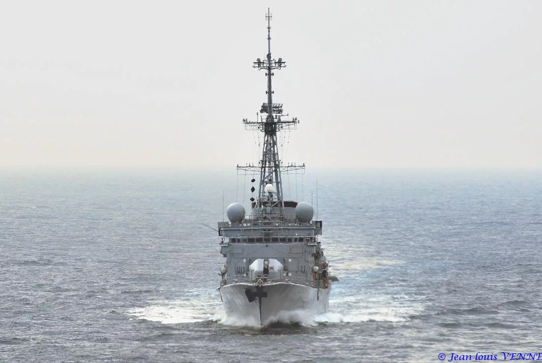 La frégate Primauguet se présente pour un ravitaillement à la mer