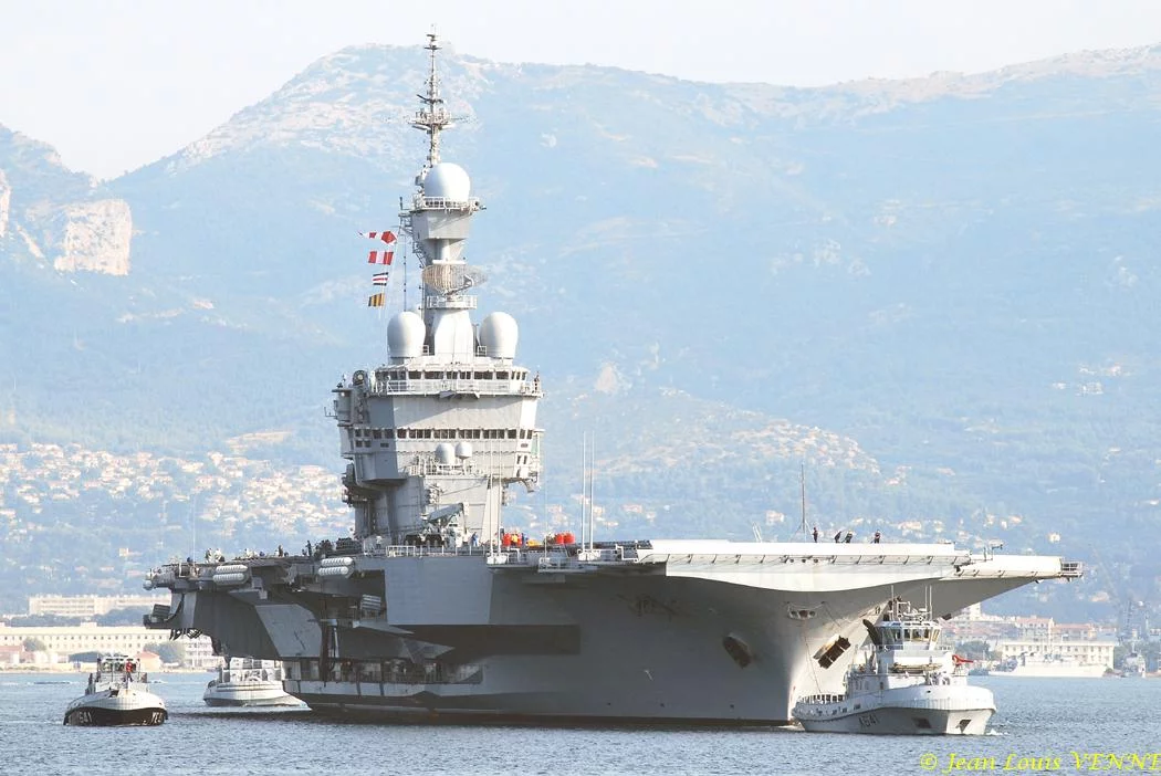 Le porte-avions Charles de Gaulle appareille pour des essais techniques