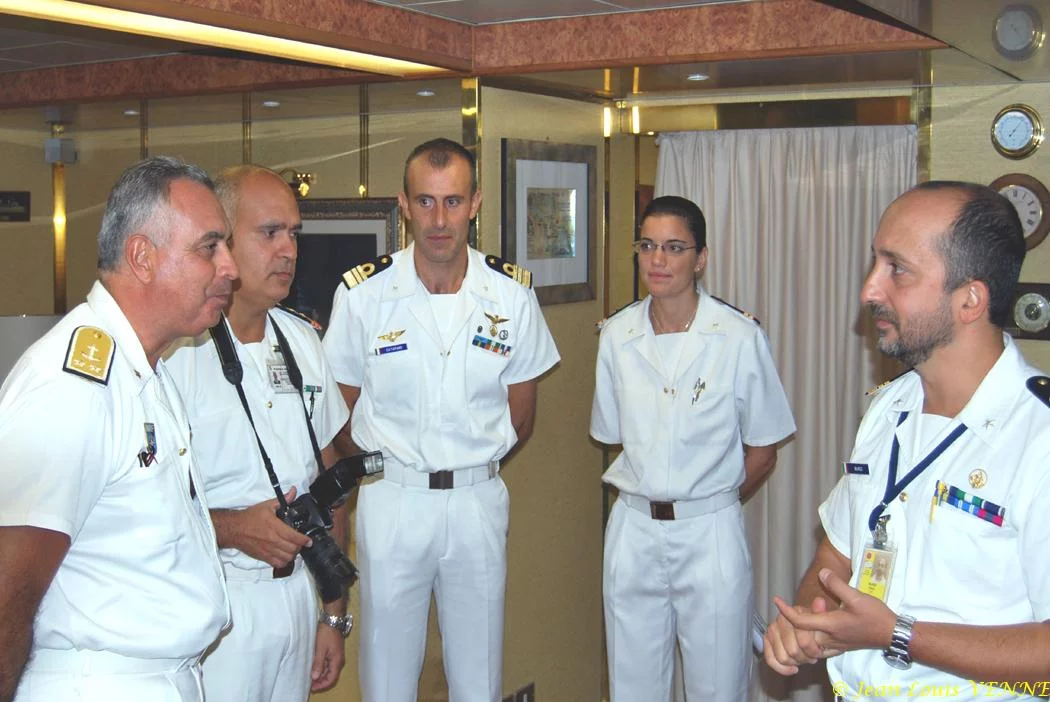 Le contre-amiral Gaudiosi discute avec ses officiers