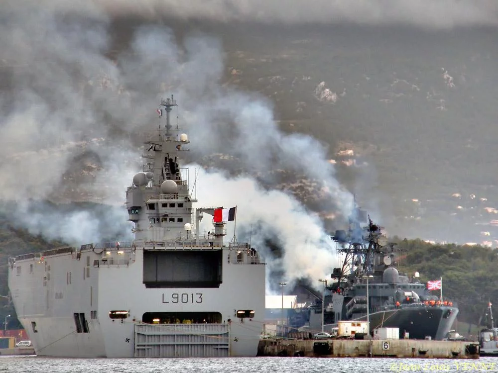 Le destroyer « Admiral Chabanenko » Ã  côté du Mistral