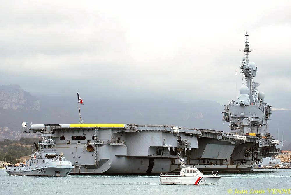 Avant l’arrivée du ministre, le Charles de Gaulle appareille