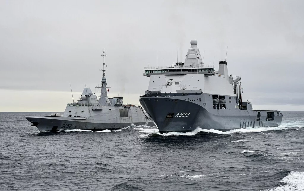 La frégate Aquitaine et le ravitailleur néerlandais Karel Doorman